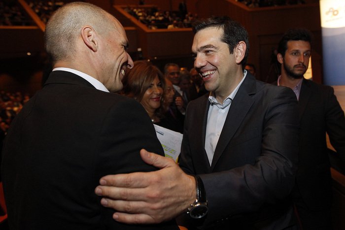 Οσα έγιναν στη συνέλευση του ΣΕΒ: Η αγκαλιά Τσίπρα-Δανάης, η αμήχανη συνάντηση με Στουρνάρα και οι χαιρετούρες [εικόνες] | iefimerida.gr 1