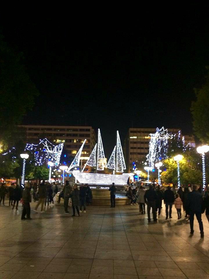 Η Αθήνα «φόρεσε» τα καλά της -Στόλισε καράβι και γέμισε την πλατεία Συντάγματος λαμπάκια [εικόνες] | iefimerida.gr 2