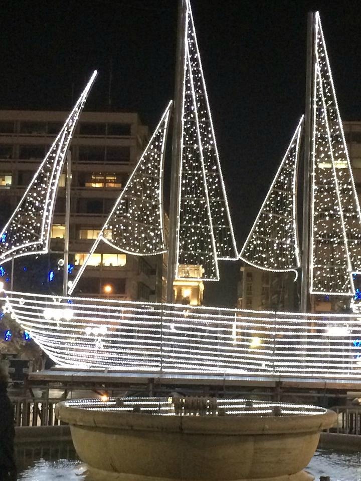 Η Αθήνα «φόρεσε» τα καλά της -Στόλισε καράβι και γέμισε την πλατεία Συντάγματος λαμπάκια [εικόνες] | iefimerida.gr 3