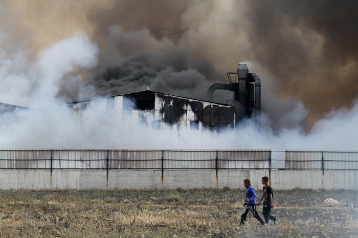 Καρέ-καρέ η κόλαση φωτιάς σε εργοστάσιο -Τοξικό νέφος κάλυψε τον Ασπρόπυργο [εικόνες] | iefimerida.gr 4