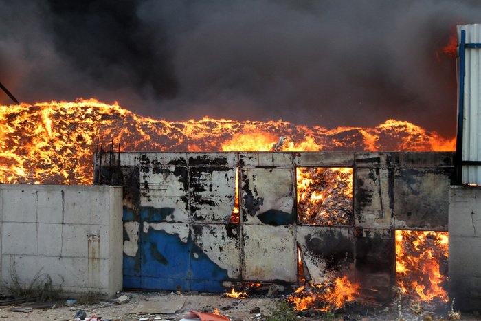 Καρέ-καρέ η κόλαση φωτιάς σε εργοστάσιο -Τοξικό νέφος κάλυψε τον Ασπρόπυργο [εικόνες] | iefimerida.gr 6