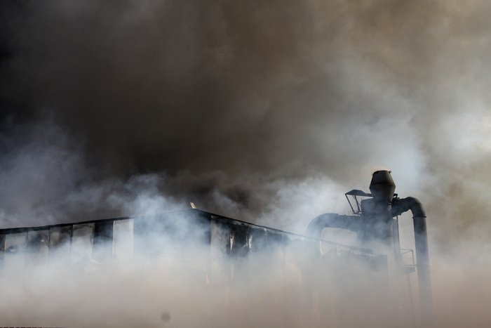Καρέ-καρέ η κόλαση φωτιάς σε εργοστάσιο -Τοξικό νέφος κάλυψε τον Ασπρόπυργο [εικόνες] | iefimerida.gr 1