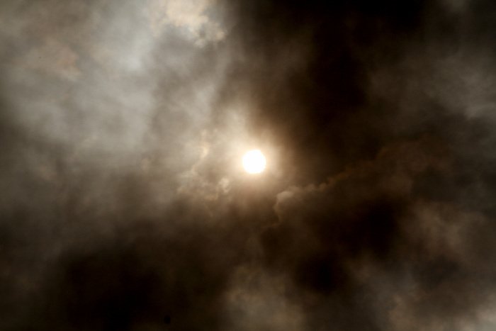 Καρέ-καρέ η κόλαση φωτιάς σε εργοστάσιο -Τοξικό νέφος κάλυψε τον Ασπρόπυργο [εικόνες] | iefimerida.gr 0