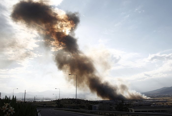 Καρέ-καρέ η κόλαση φωτιάς σε εργοστάσιο -Τοξικό νέφος κάλυψε τον Ασπρόπυργο [εικόνες] | iefimerida.gr 2