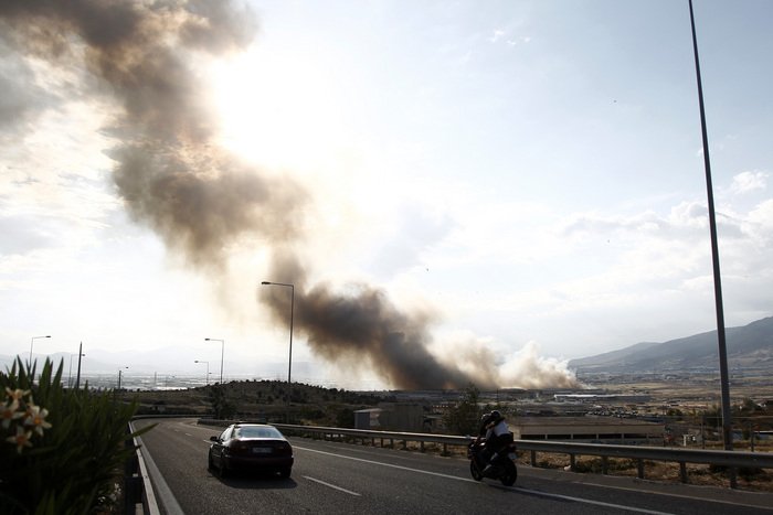 Καρέ-καρέ η κόλαση φωτιάς σε εργοστάσιο -Τοξικό νέφος κάλυψε τον Ασπρόπυργο [εικόνες] | iefimerida.gr 3