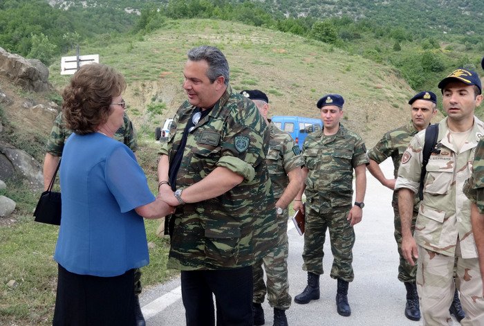 Ο Καμμένος με παραλλαγή φαντάρου και τα γυαλιά στο λαιμό ανακοινώνει μεταθέσεις στα σύνορα [εικόνες] | iefimerida.gr 2