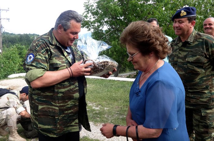 Ο Καμμένος με παραλλαγή φαντάρου και τα γυαλιά στο λαιμό ανακοινώνει μεταθέσεις στα σύνορα [εικόνες] | iefimerida.gr 1