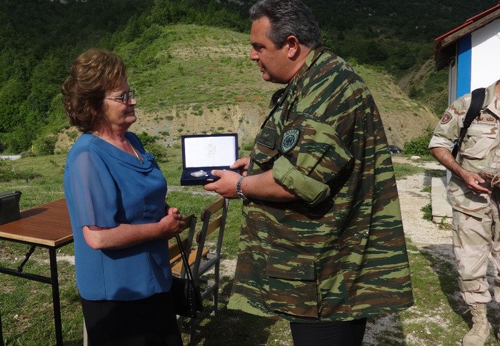 Ο Καμμένος με παραλλαγή φαντάρου και τα γυαλιά στο λαιμό ανακοινώνει μεταθέσεις στα σύνορα [εικόνες] | iefimerida.gr 0