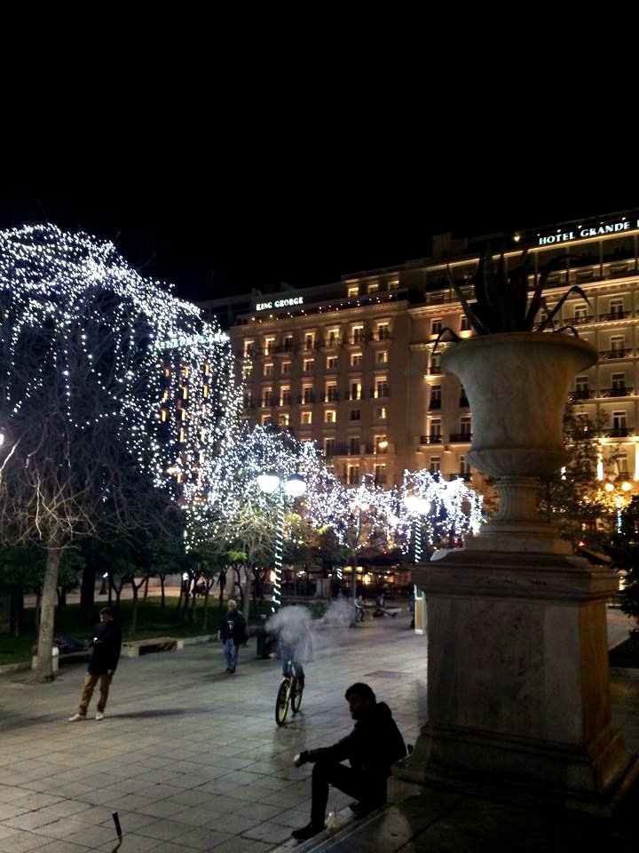 Η Αθήνα «φόρεσε» τα καλά της -Στόλισε καράβι και γέμισε την πλατεία Συντάγματος λαμπάκια [εικόνες] | iefimerida.gr 4