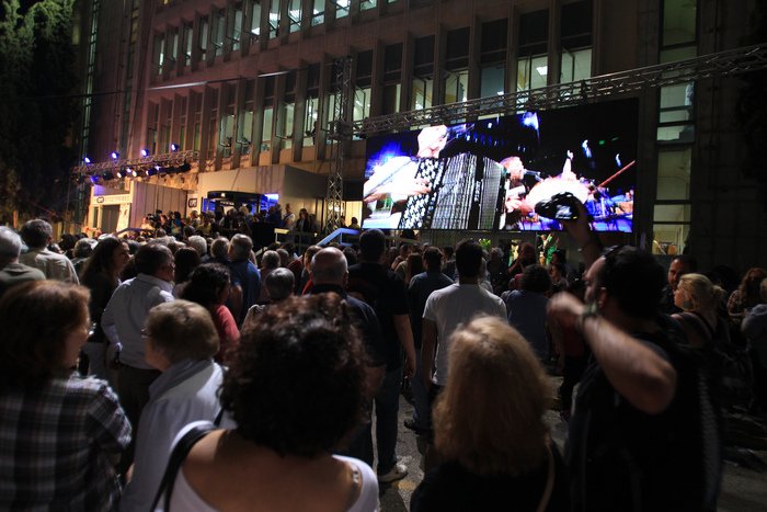 Τραγούδια και χαρές στο πάρτι της ΕΡΤ – Συνθήματα και πορεία στο Σύνταγμα [εικόνες] | iefimerida.gr 12