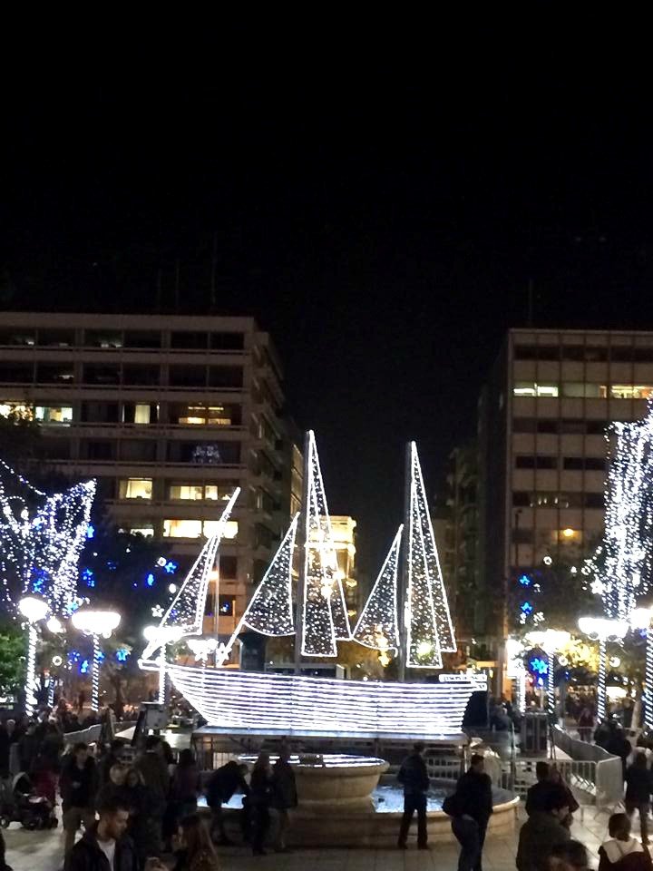 Η Αθήνα «φόρεσε» τα καλά της -Στόλισε καράβι και γέμισε την πλατεία Συντάγματος λαμπάκια [εικόνες] | iefimerida.gr 5