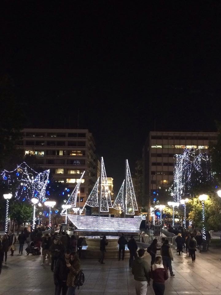 Η Αθήνα «φόρεσε» τα καλά της -Στόλισε καράβι και γέμισε την πλατεία Συντάγματος λαμπάκια [εικόνες] | iefimerida.gr 0