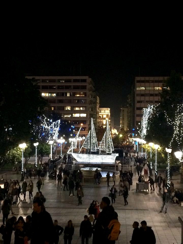 Η Αθήνα «φόρεσε» τα καλά της -Στόλισε καράβι και γέμισε την πλατεία Συντάγματος λαμπάκια [εικόνες] | iefimerida.gr 1