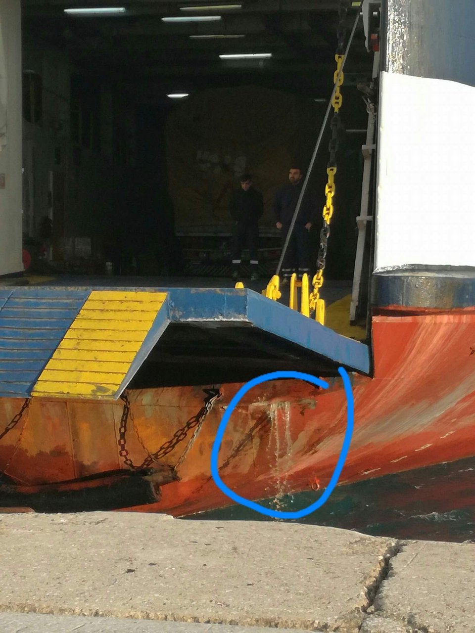 Αγανακτισμένοι οι Κασιώτες για την πρόσκρουση του πλοίου στο λιμάνι: «Πρέπει να θρηνήσουμε θύματα;» | iefimerida.gr 1