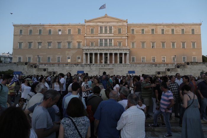 Συνθήματα κατά της λιτότητας και πλήθος κόσμου στο Σύνταγμα – Επικροτεί ο ΣΥΡΙΖΑ [εικόνες]  | iefimerida.gr 7