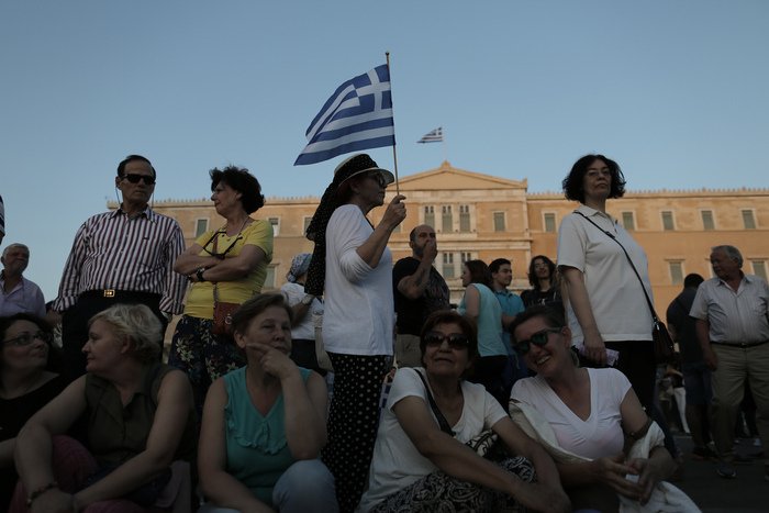 Συνθήματα κατά της λιτότητας και πλήθος κόσμου στο Σύνταγμα – Επικροτεί ο ΣΥΡΙΖΑ [εικόνες]  | iefimerida.gr 3