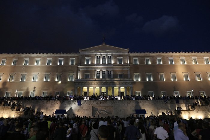 Xιλιάδες Ελληνες διαδήλωσαν στο Σύνταγμα υπέρ του ευρώ [εικόνες] | iefimerida.gr 4