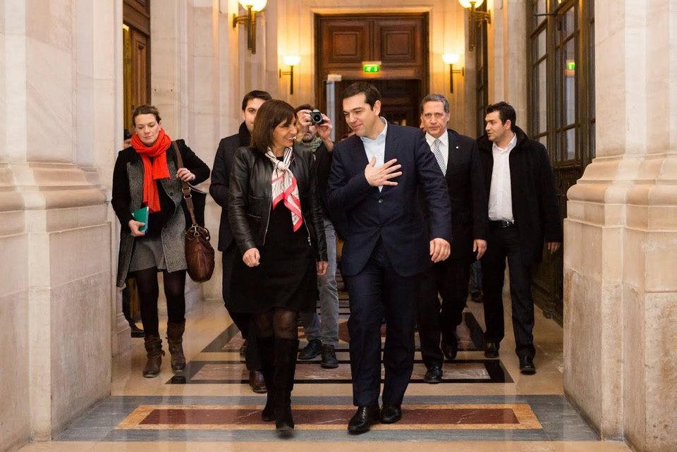 To  βλέμμα, τα χαμόγελα, τα χέρια, οι ατάκες: Ετσι σαγήνευσε ο Αλέξης Τσίπρας τη δήμαρχο του Παρισιού [εικόνες] | iefimerida.gr 1