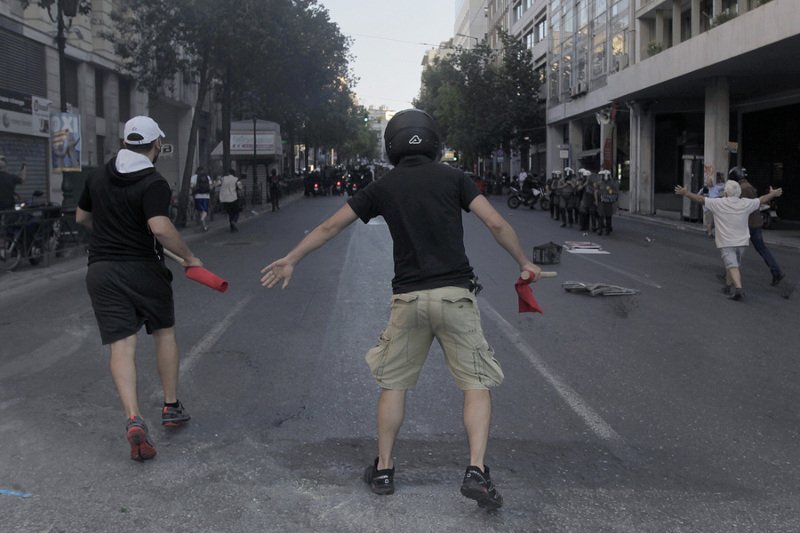 Πετροπόλεμος και χημικά στη συγκέντρωση του «Οχι» στο Σύνταγμα [εικόνες & βίντεο] | iefimerida.gr 0