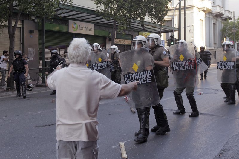 Πετροπόλεμος και χημικά στη συγκέντρωση του «Οχι» στο Σύνταγμα [εικόνες & βίντεο] | iefimerida.gr 1