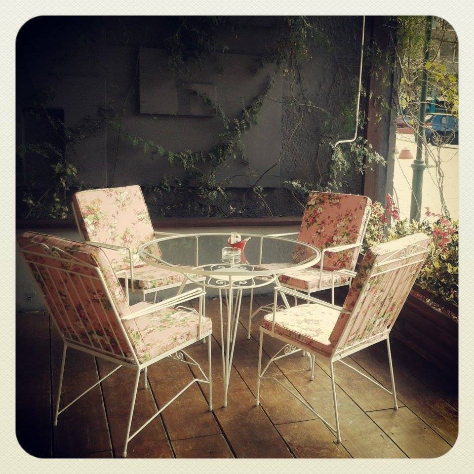 Στον ξεχωριστό Μπλε Παπαγάλο: Το στέκι της πόλης με ρετρό διάθεση και μουσικές [εικόνες] | iefimerida.gr 8