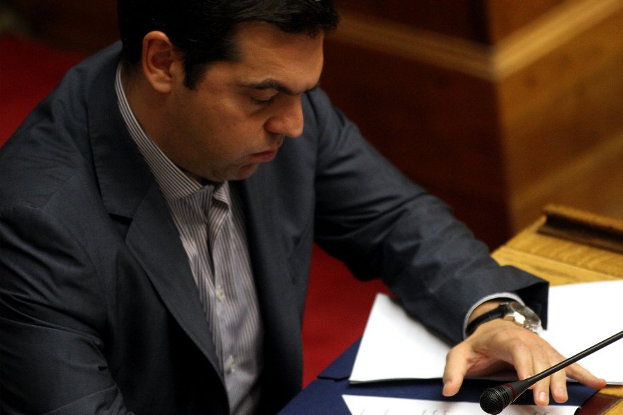 Το backstage της ψηφοφορίας: Το βιβλίο του Τσε, ο κουρασμένος Αλέξης και μια χειραψία [εικόνες] | iefimerida.gr 1