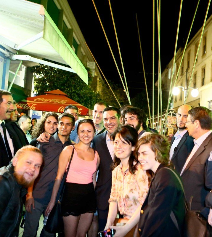 Δεν αρνήθηκε φωτογραφία ούτε στην Κύπρο ο Τσίπρας -Πόζαρε με νεαρούς και νεαρές [εικόνα] | iefimerida.gr 0