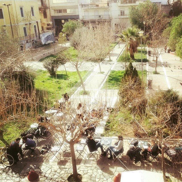 Στον ξεχωριστό Μπλε Παπαγάλο: Το στέκι της πόλης με ρετρό διάθεση και μουσικές [εικόνες] | iefimerida.gr 12