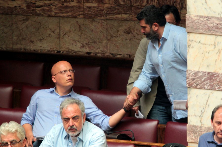 Νταούλια πολέμου στη Βουλή: Πηγαδάκια, αγωνία Τσακαλώτου, ο cool Βαρουφάκης [εικόνες] | iefimerida.gr 15