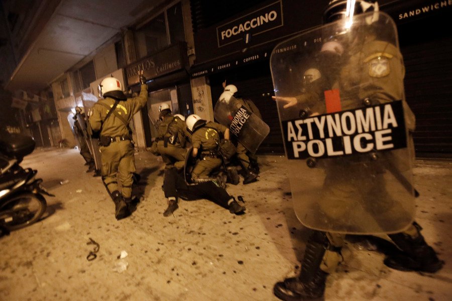 Επεισόδια με μολότοφ και χημικά στο κέντρο της Αθήνας -Εκαψαν βαν τηλεοπτικού σταθμού [εικόνες & βίντεο] | iefimerida.gr 2