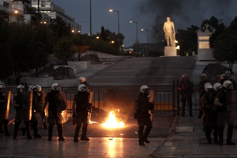 Επεισόδια με μολότοφ και χημικά στο κέντρο της Αθήνας -Εκαψαν βαν τηλεοπτικού σταθμού [εικόνες & βίντεο] | iefimerida.gr 9
