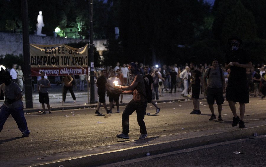 Επεισόδια με μολότοφ και χημικά στο κέντρο της Αθήνας -Εκαψαν βαν τηλεοπτικού σταθμού [εικόνες & βίντεο] | iefimerida.gr 8