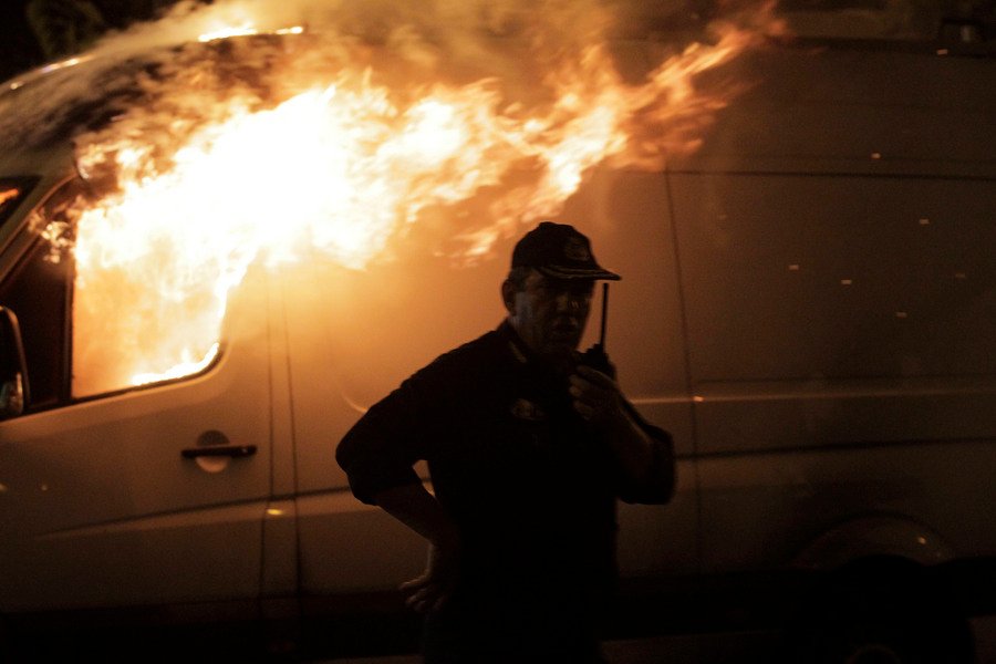 Επεισόδια με μολότοφ και χημικά στο κέντρο της Αθήνας -Εκαψαν βαν τηλεοπτικού σταθμού [εικόνες & βίντεο] | iefimerida.gr 1