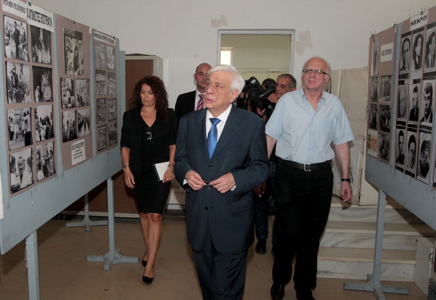 Στεφάνι για τους βασανισθέντες της χούντας κατέθεσε ο Παυλόπουλος [εικόνες] | iefimerida.gr 2