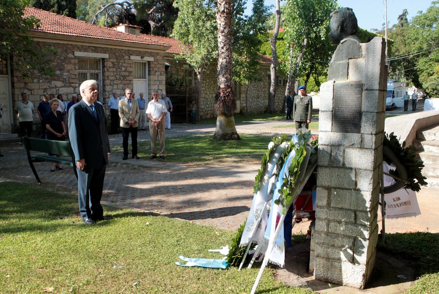 Στεφάνι για τους βασανισθέντες της χούντας κατέθεσε ο Παυλόπουλος [εικόνες] | iefimerida.gr 1