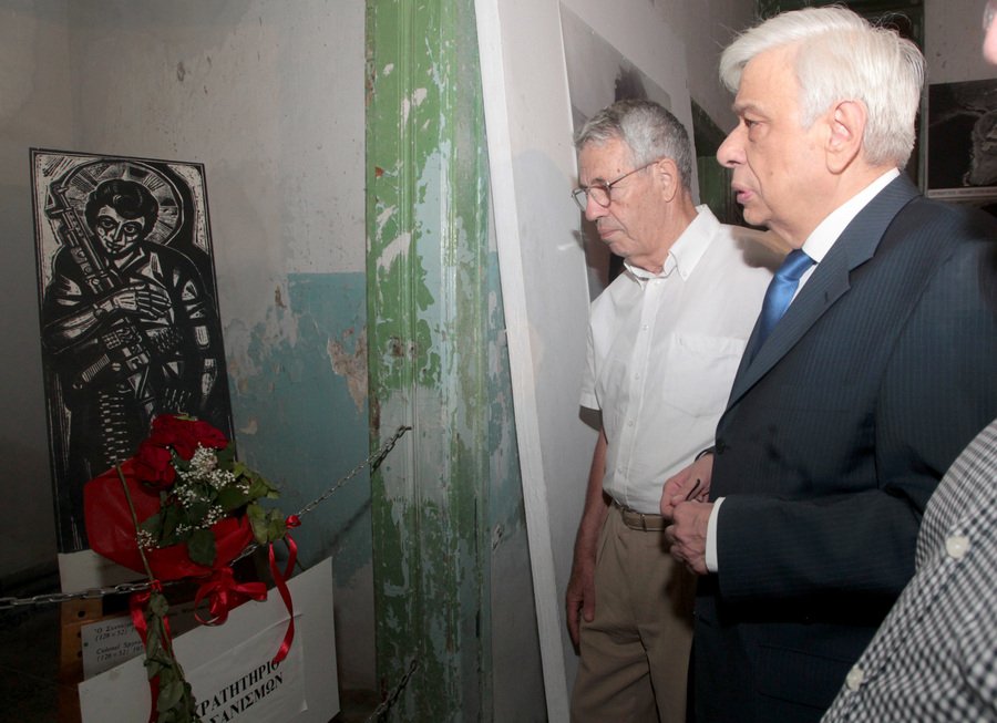 Στεφάνι για τους βασανισθέντες της χούντας κατέθεσε ο Παυλόπουλος [εικόνες] | iefimerida.gr 3