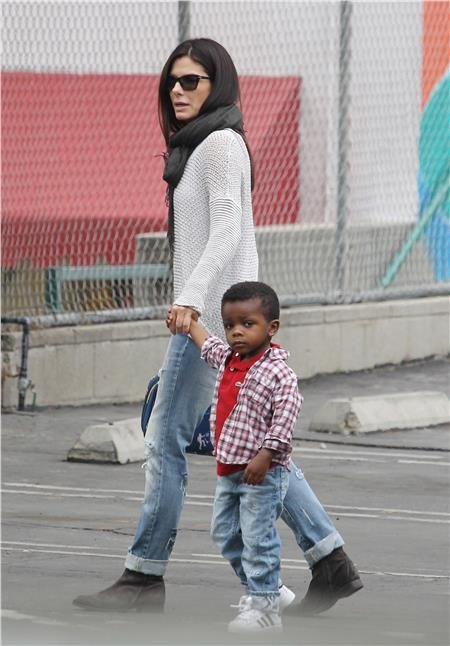 Η Σάντρα Μπούλοκ έγινε και πάλι μαμά - Υιοθέτησε ένα κοριτσάκι [εικόνες] | iefimerida.gr 1