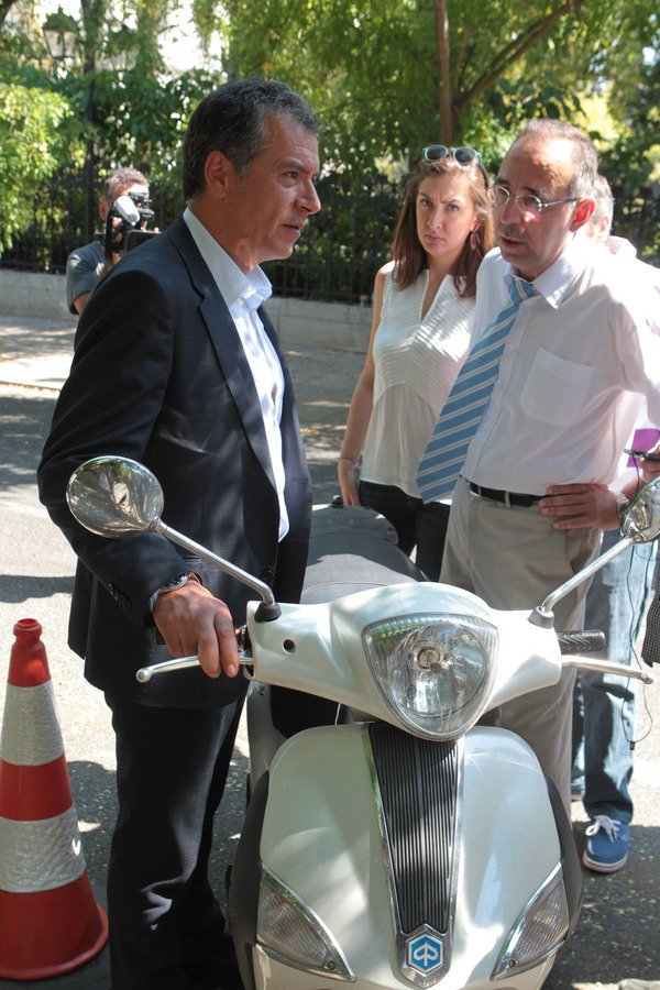 Το σκούτερ του Θεοδωράκη και η... ζήλια του Τσίπρα [εικόνες] | iefimerida.gr 2
