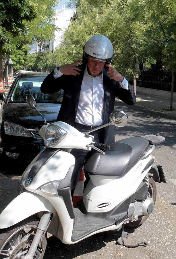 Το σκούτερ του Θεοδωράκη και η... ζήλια του Τσίπρα [εικόνες] | iefimerida.gr 1