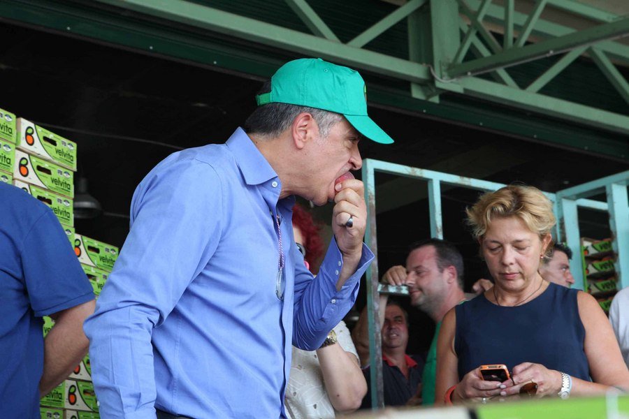 Ο Σταύρος Θεοδωράκης σε ρόλο... αγρότη - Συσκεύασε ροδάκινα στο Βελβεντό Κοζάνης [εικόνες] | iefimerida.gr 1