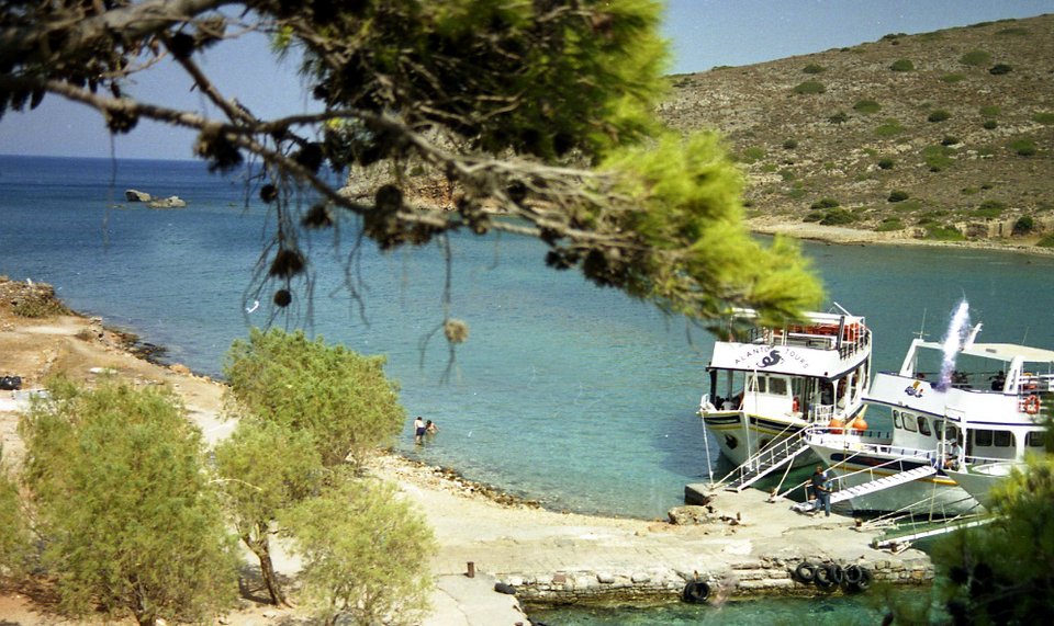 Οι επισκέπτες περνούν με καραβάκια από την Πλάκα