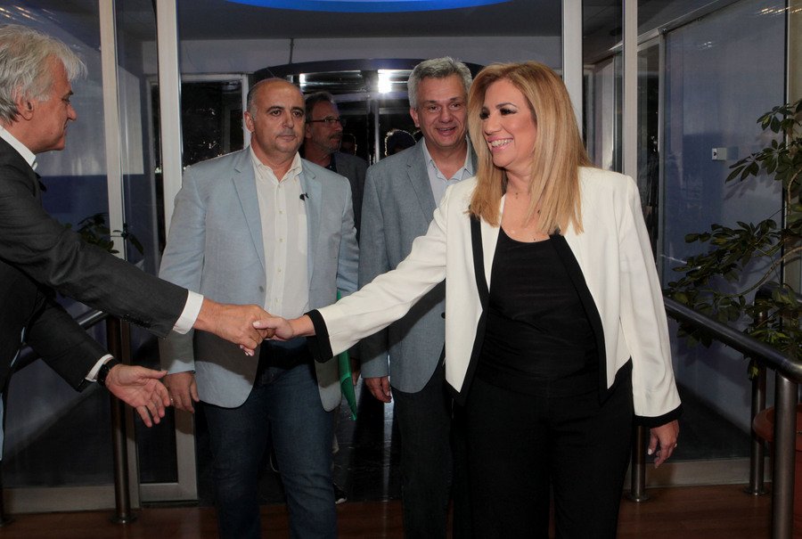 Οι κομψές του ντιμπέιτ -Σία Κοσιώνη στα λευκά, λαμπερή η Ολγα, στα πράσινα η Μάρα [εικόνες] | iefimerida.gr 17