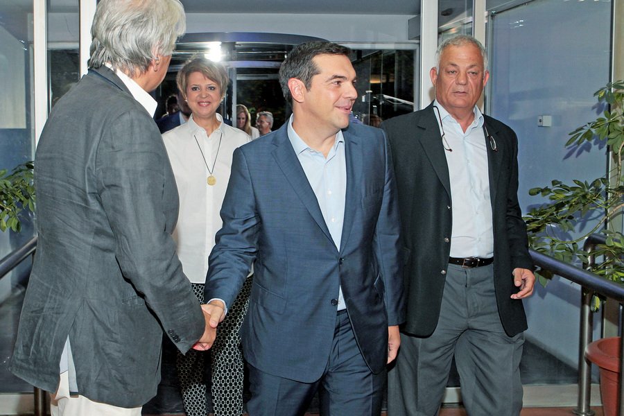 Οι κομψές του ντιμπέιτ -Σία Κοσιώνη στα λευκά, λαμπερή η Ολγα, στα πράσινα η Μάρα [εικόνες] | iefimerida.gr 21