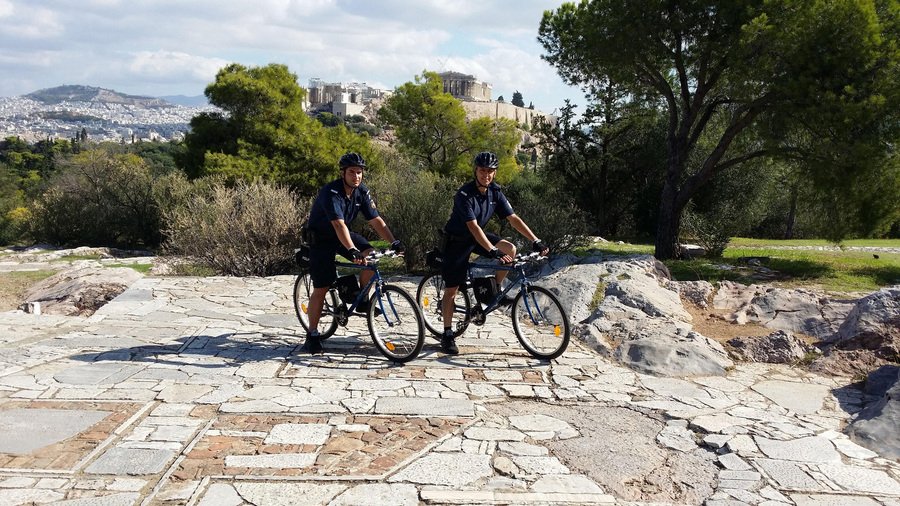 Οι αστυνομικοί της ορθοπεταλιάς: Με ηλεκτροκίνητα ποδήλατα στους δρόμους [εικόνες] | iefimerida.gr 1