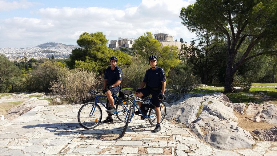 Οι αστυνομικοί της ορθοπεταλιάς: Με ηλεκτροκίνητα ποδήλατα στους δρόμους [εικόνες] | iefimerida.gr 2