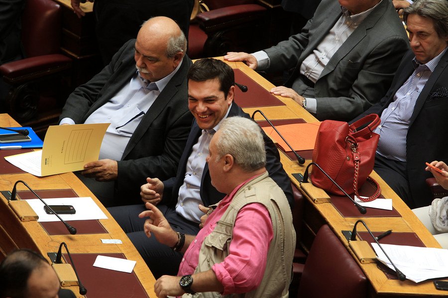 Τα «πηγαδάκια» της Βουλής: Γέλια Αδωνι-Τσίπρα και Καραμανλή- Σαμαρά [εικόνες] | iefimerida.gr 16