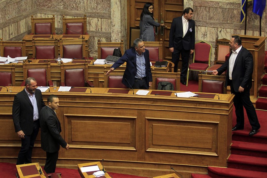 Χαμός στη Βουλή: Τραμπουκισμοί Χρυσής Αυγής κατά ΚΚΕ-ΣΥΡΙΖΑ -Βαρεμένος: Φωνάξτε τον Φρούραρχο [εικόνες & βίντεο] | iefimerida.gr 1