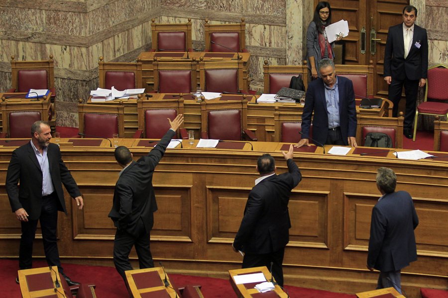 Χαμός στη Βουλή: Τραμπουκισμοί Χρυσής Αυγής κατά ΚΚΕ-ΣΥΡΙΖΑ -Βαρεμένος: Φωνάξτε τον Φρούραρχο [εικόνες & βίντεο] | iefimerida.gr 0