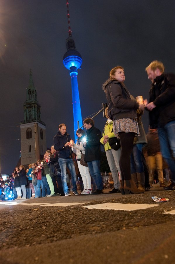 Χιλιάδες Γερμανοί σχημάτισαν ανθρώπινη αλυσίδα - Ηχηρό «όχι» στην ξενοφοβία [εικόνες] | iefimerida.gr 4