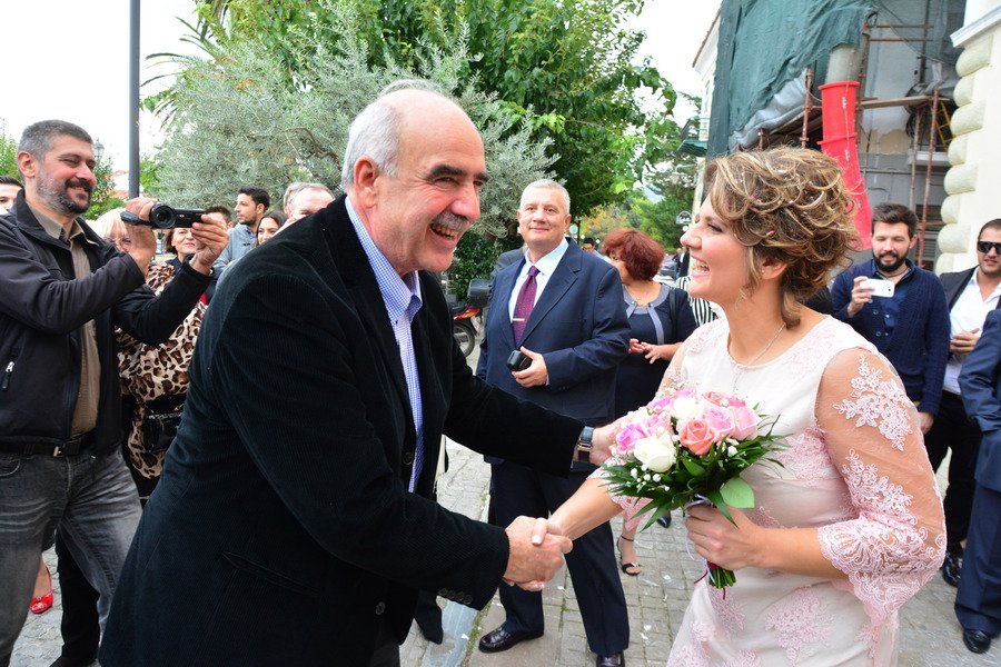 Ο Μεϊμαράκης πήγε στο δημαρχείο Ναυπλίου και έπεσε σε... γάμο! Οι φωτογραφίες του με τον γαμπρό και τη νύφη [εικόνες] | iefimerida.gr 0